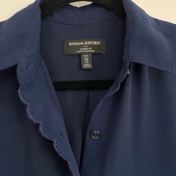 BANANA REPUBLIC navy button down sleeveless blouse. Size XS - Picture 3 of 6